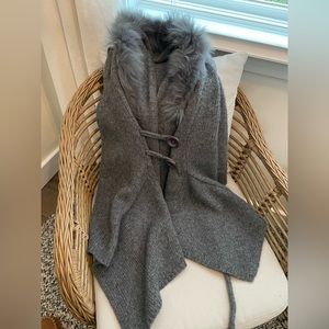 Ya sweater vest. Large with faux fur collar.